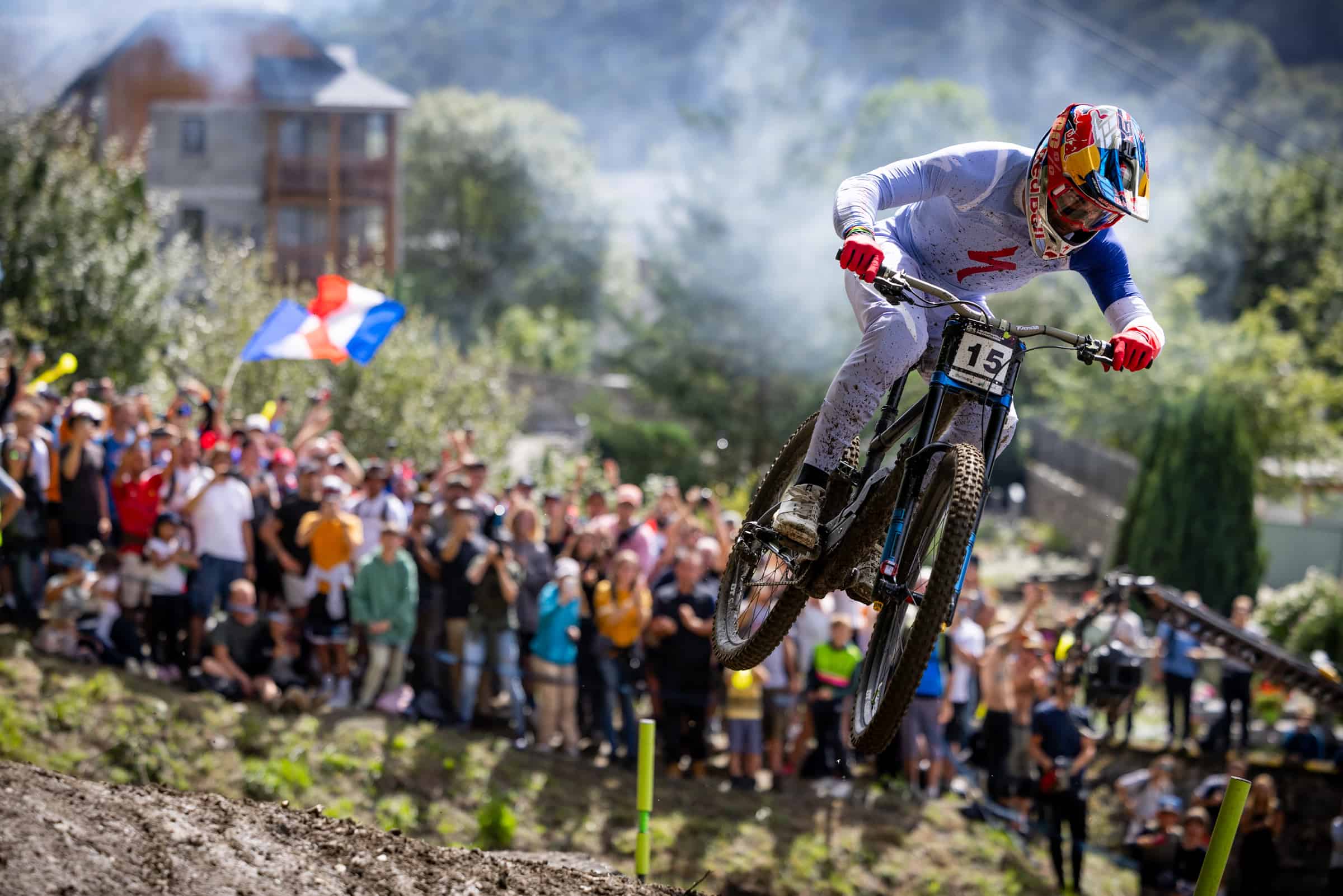 Insanely tight UCI Downhill World Cup racing in Loudenvielle-Peyragudes 