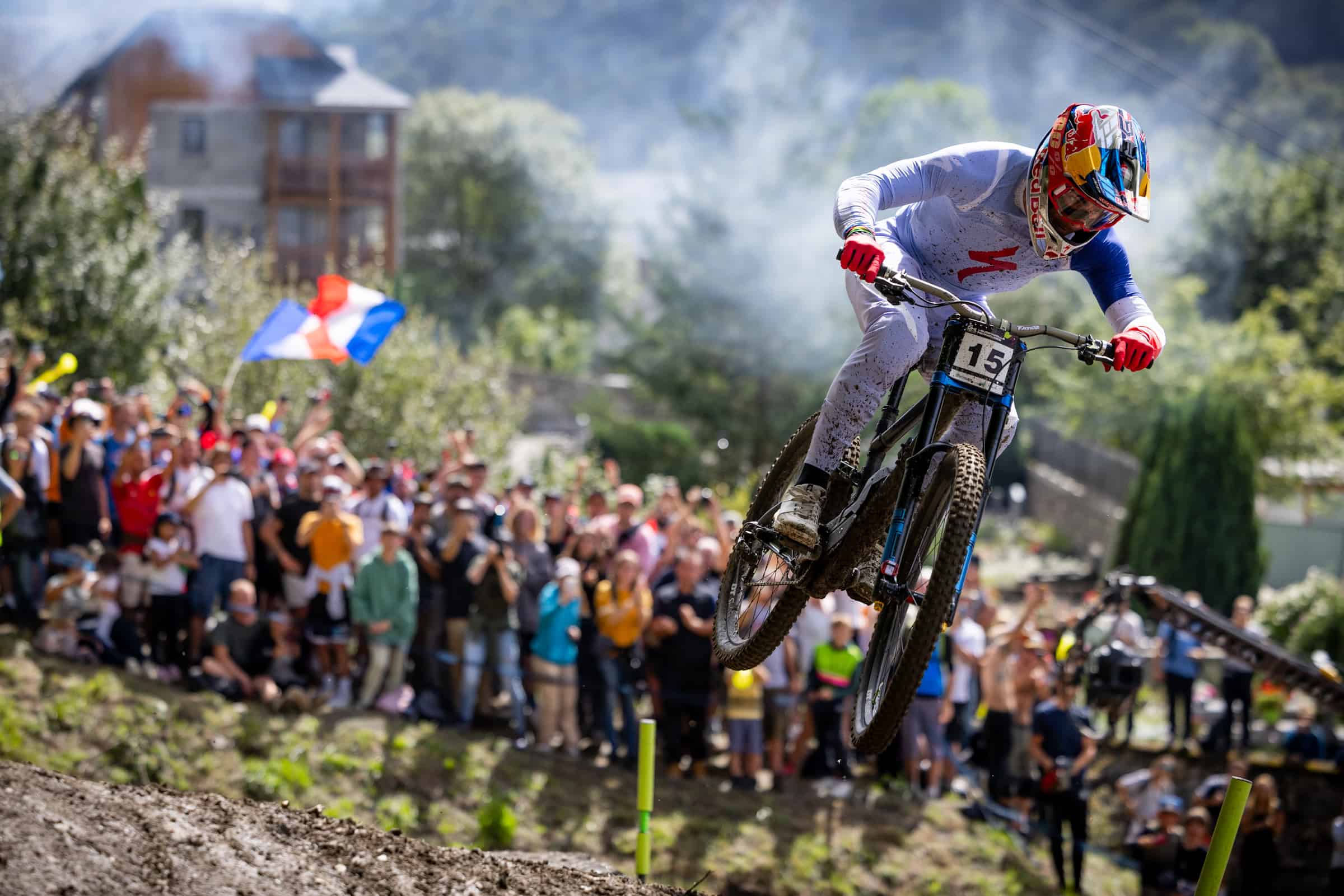 UCI Mountain Bike World Series Insanely tight UCI Downhill World Cup racing in Loudenvielle Peyragudes