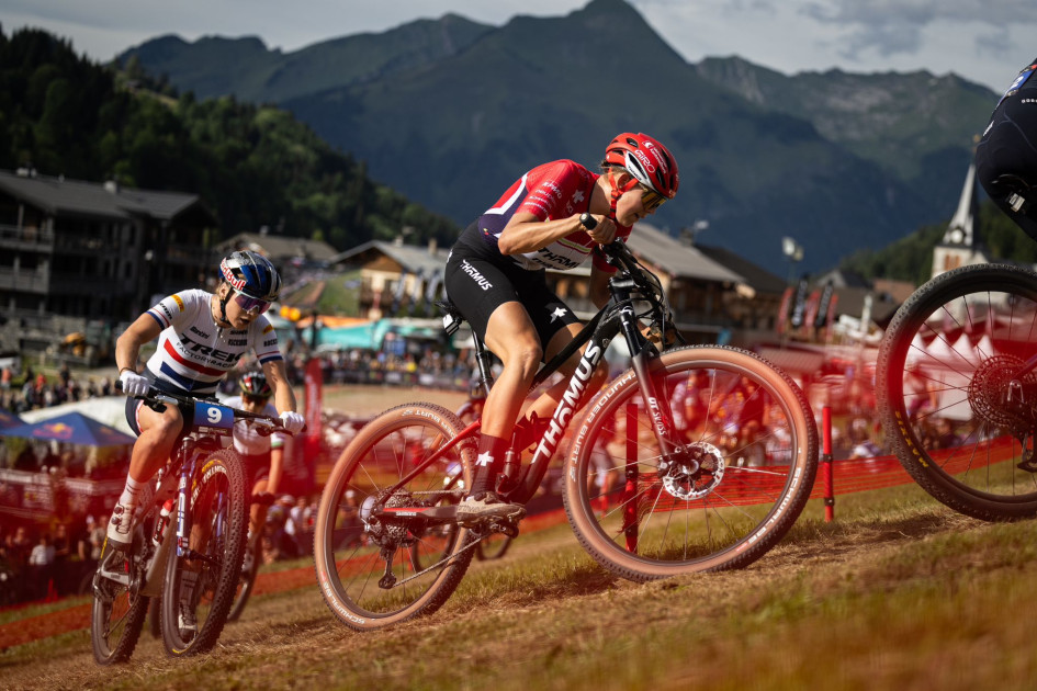 UCI Mountain Bike World Series | KELLER AND HATHERLY LEAVE IT LATE IN ...