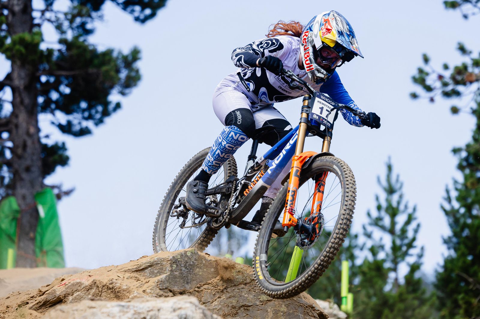 Muñoz and Hemstreet Show Old Guard How it’s Done in Downhill Qualifying in Pal Arinsal